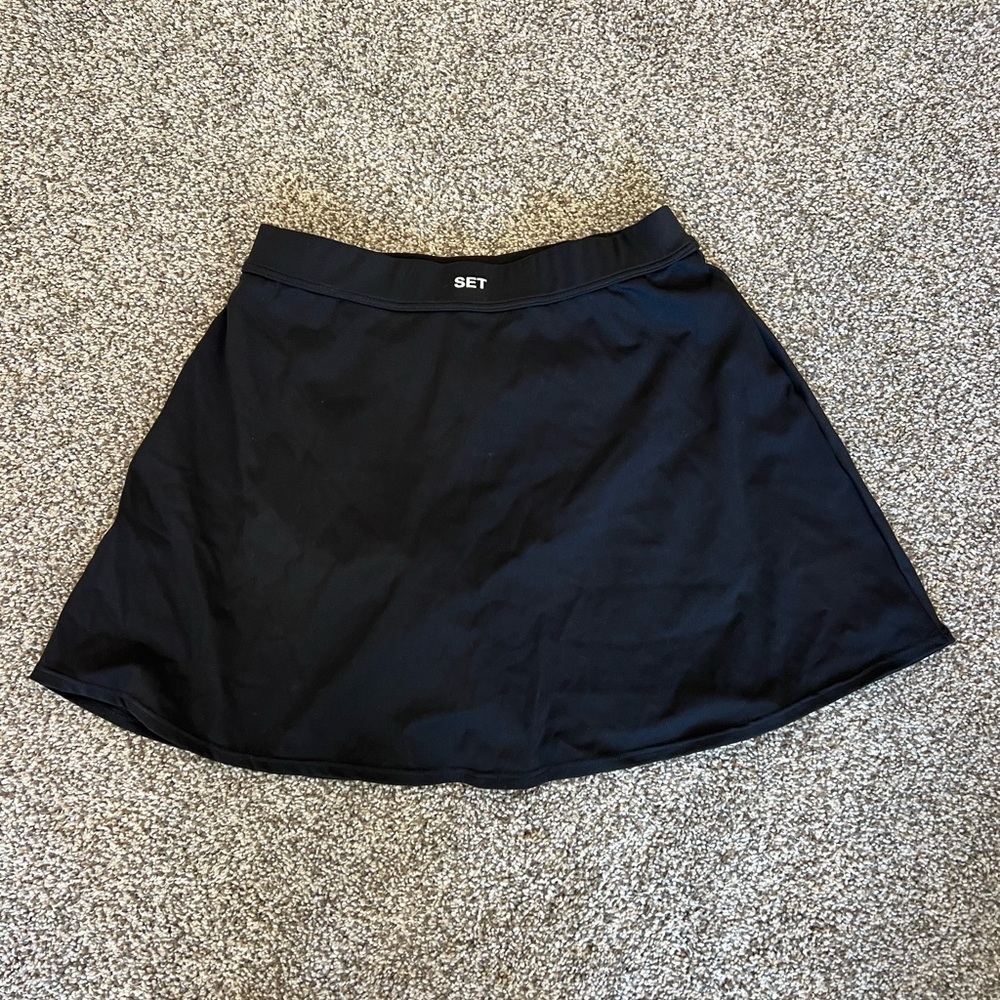 Set active workout skort. Size medium in dark blue